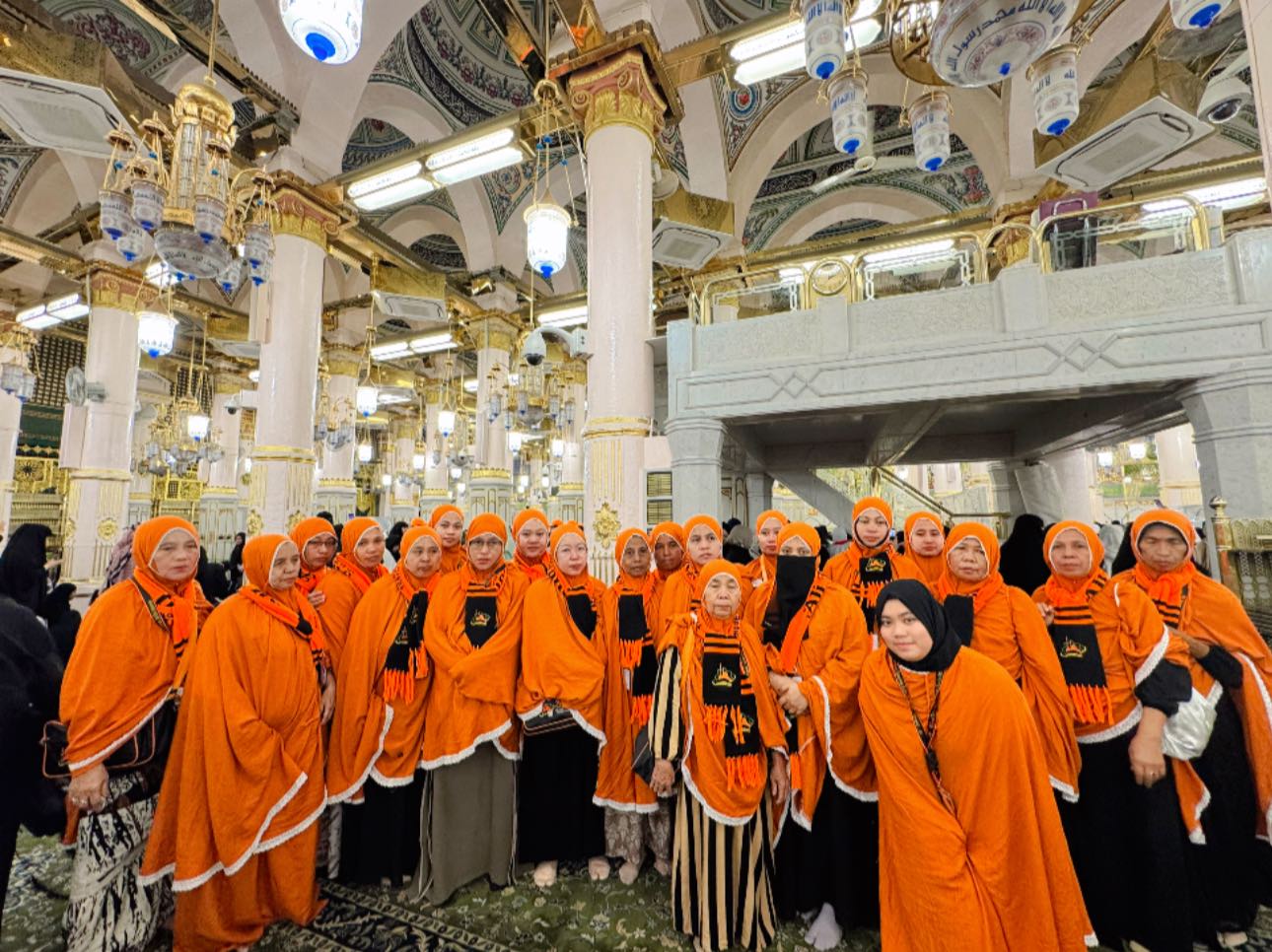 Jamaah berada di Masjid Nabawi