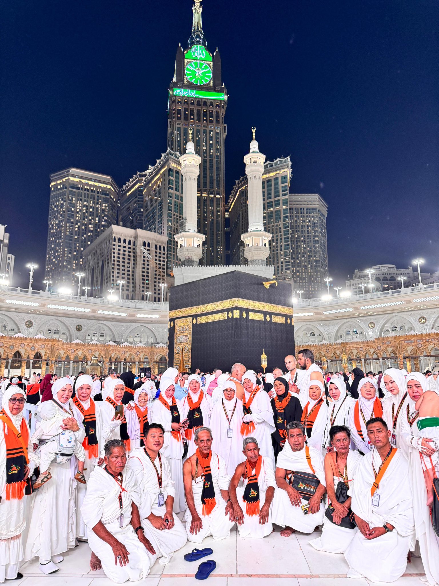 Jamaah berdoa di Masjidil Haram